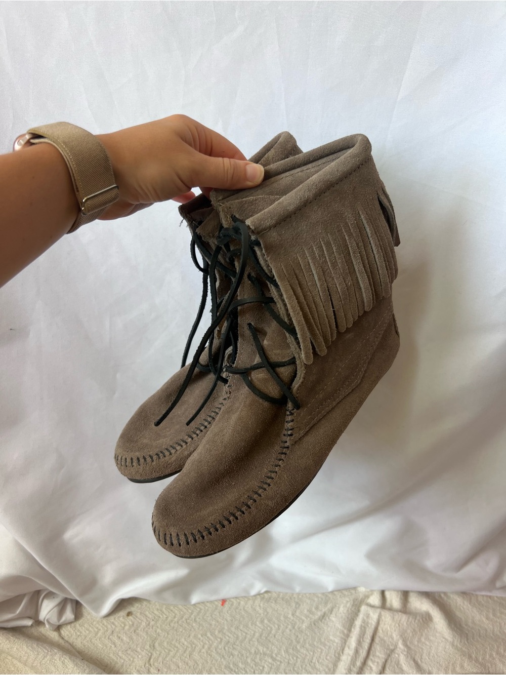 Like New Women’s MINNETONKA Grey* Fringe Ankle Suede Boots